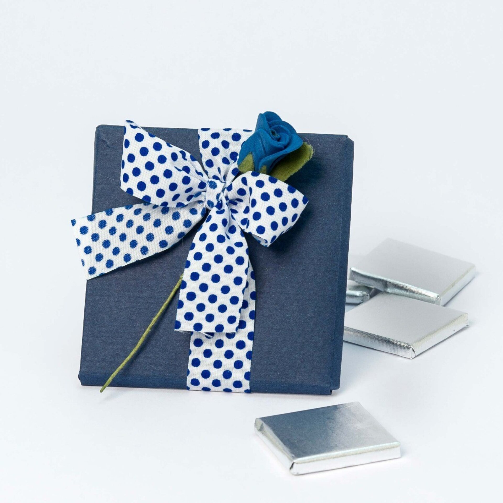 Caja con lazo topos y flor azul 4 napolitanas 8x2x8 cm.* - 2