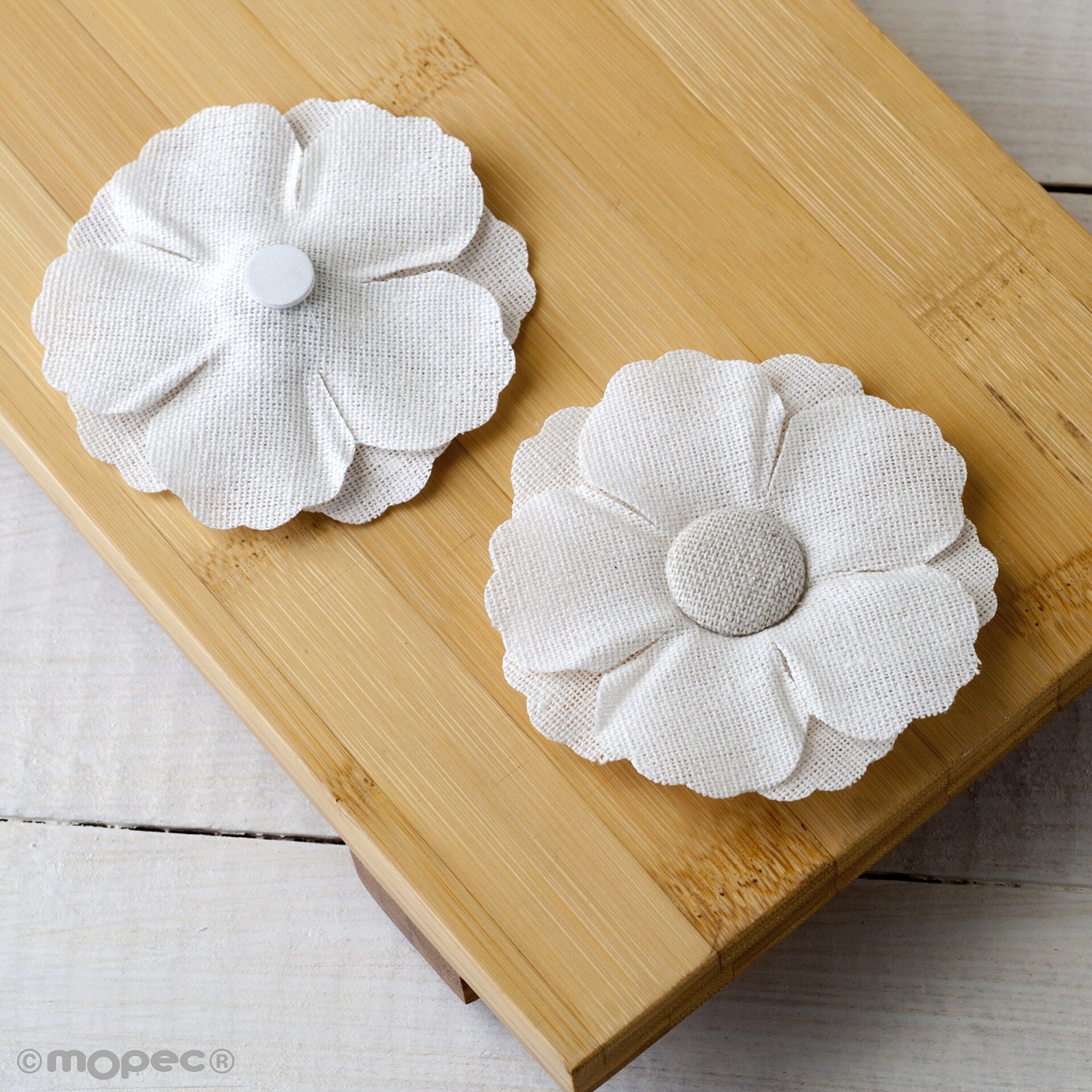 Flor blanca de lino con adhesivo min 4 precio ud 0,45€ - 2