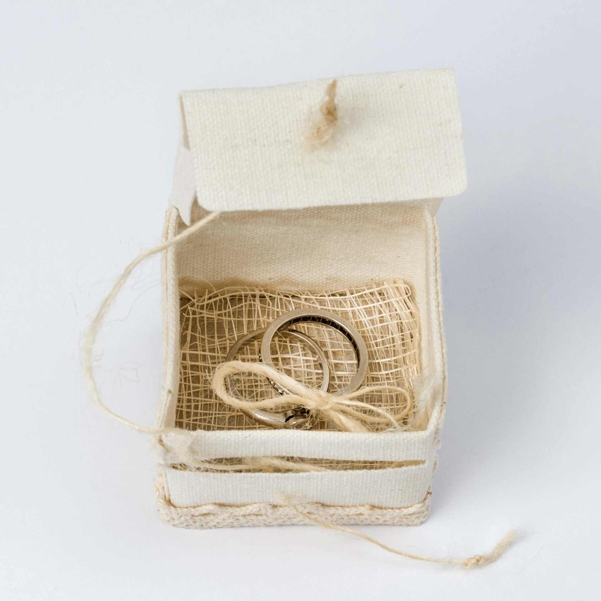 Cajita marfil con cintas para anillos - 2