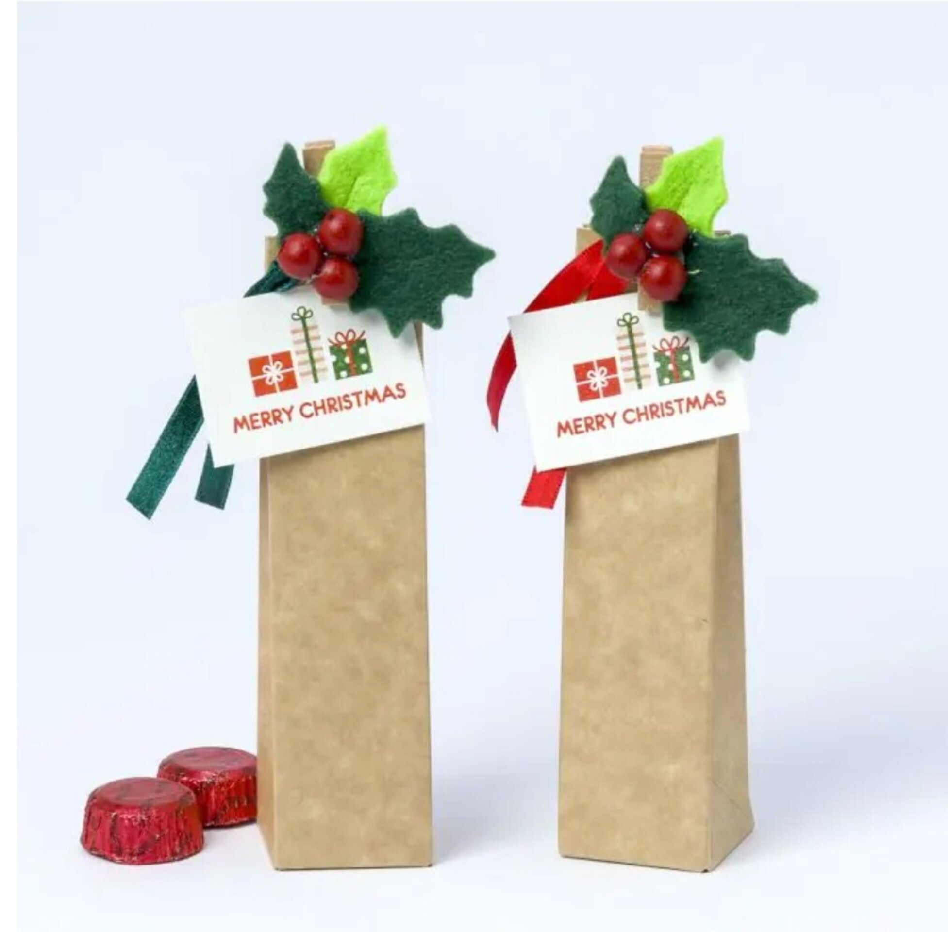 Caja pinza acebo con tarjeta Merry Christmas con 2 bombones - 2