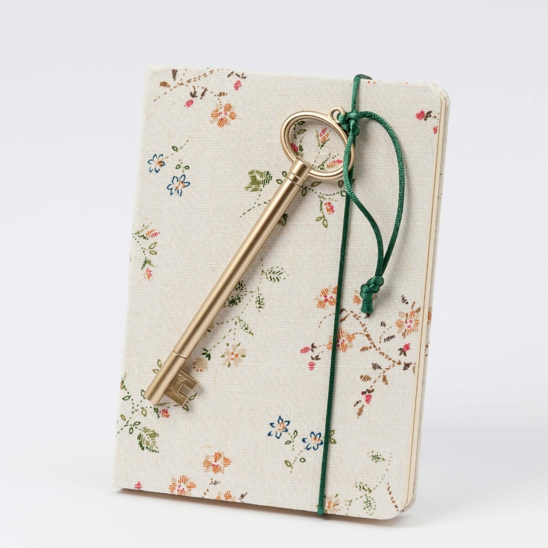 Libreta textil flores con rotulador llave dorada - 1