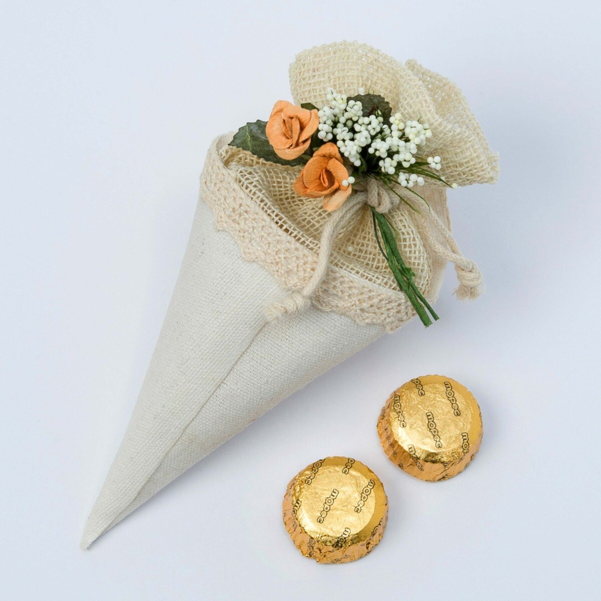 Cono-bolsa marfil decorado flores con 2 bombones - 2